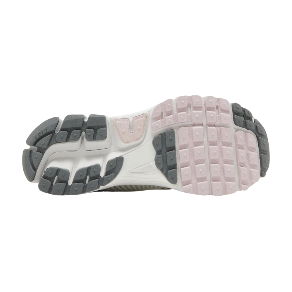  Nike Women's Vomero 5 FN3695-001 low-top performance shoe.