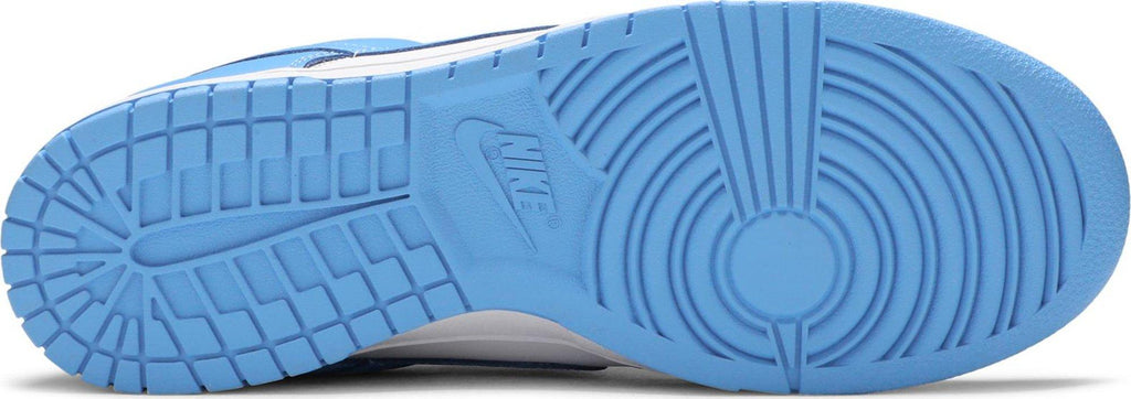 Soles of Nike Dunk Low "UNC" au.sell