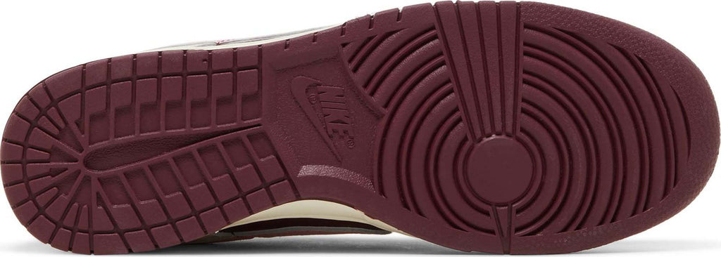 Soles of Nike Dunk Low PRM "Valentine's Day" au.sell store